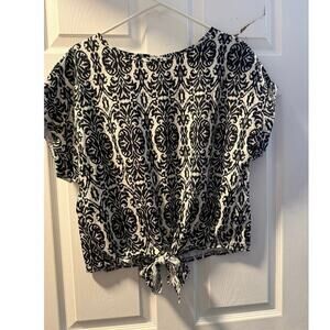 Black/White Short Sleeve Blouse Women’s Large